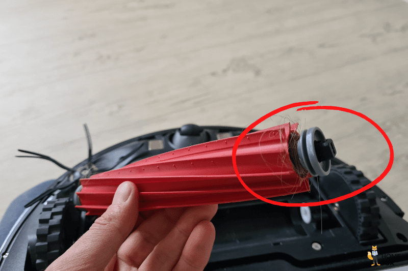 Die Gummibürste des Roborock S7 MaxV wird in den Händen gehalten